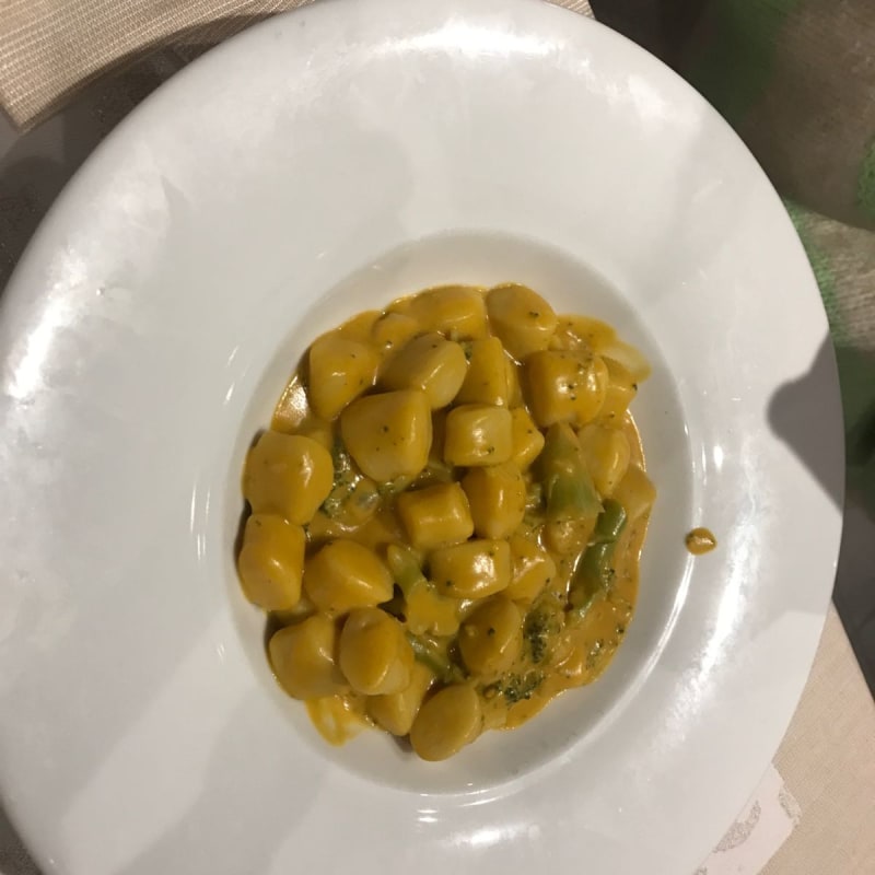 Gnocchi al pepe rosa cn broccoli e purea di patata rossa - Lisca, Sirmione