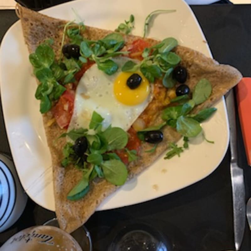 Les tomates étaient crues, je croyais qu’elles seraient cuisinées à la provençale…. Du coup, c’est une galette très simple. Les tomates avaient peu de goût.  - Côté Crêpe