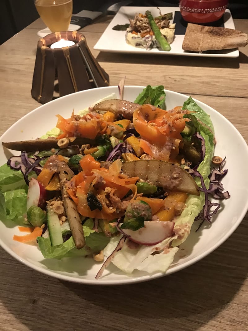 Cobb salad met vegan vis, peer en pompoen (vegan) - Restaurant Waanzinnig Tilburg, Tilburg