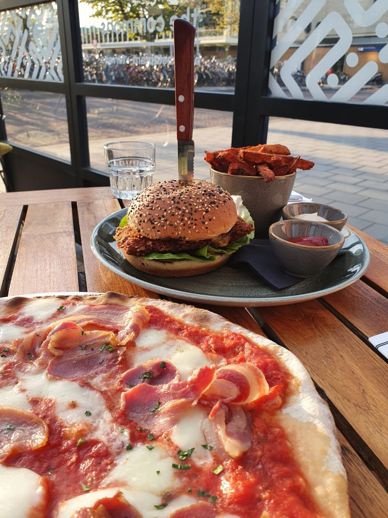 Pizza En Chickenburger - The Social Hub Eindhoven, Eindhoven