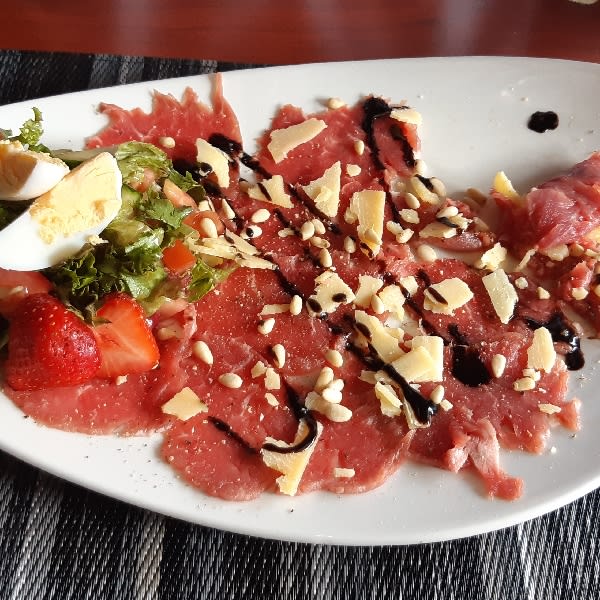 Rundercarpaccio met oud Amsterdamse kaas en gemengde salade - De Tellerlikker, Winschoten