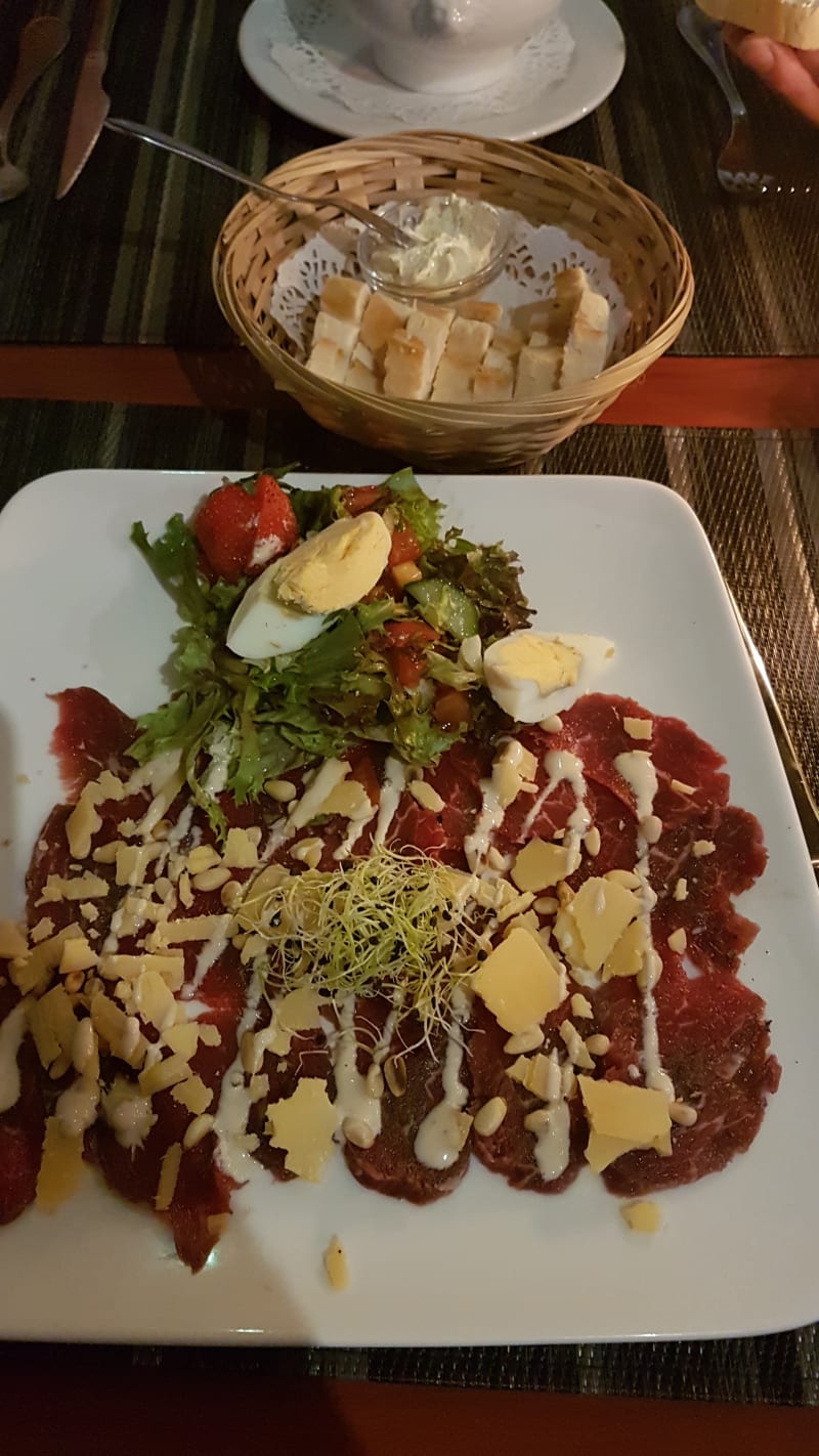 Rundercarpaccio met oud Amsterdamse kaas en gemengde salade - De Tellerlikker, Winschoten