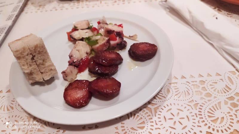Salada de polvo, chouriço assado - Sacco Restaurante, Lisboa