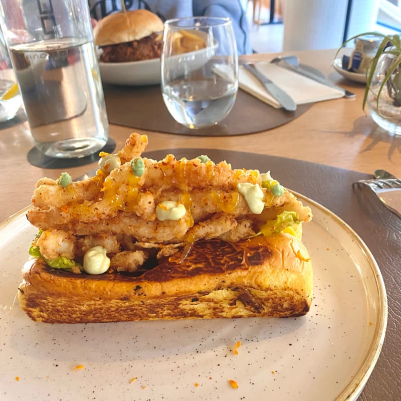 Tiras de calamar fritas, acompañadas con pan de brioche.  - OD, Barcelona