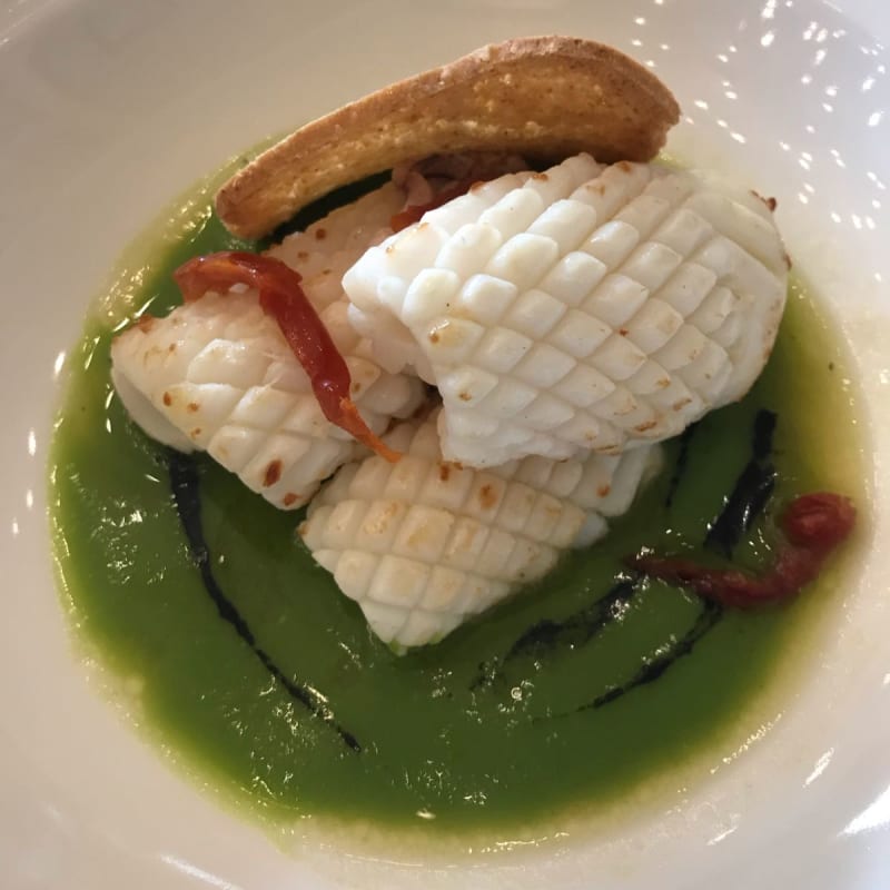 Calamari su crema di piselli e pomodorino confit  - CAPRICCIO RISTORART