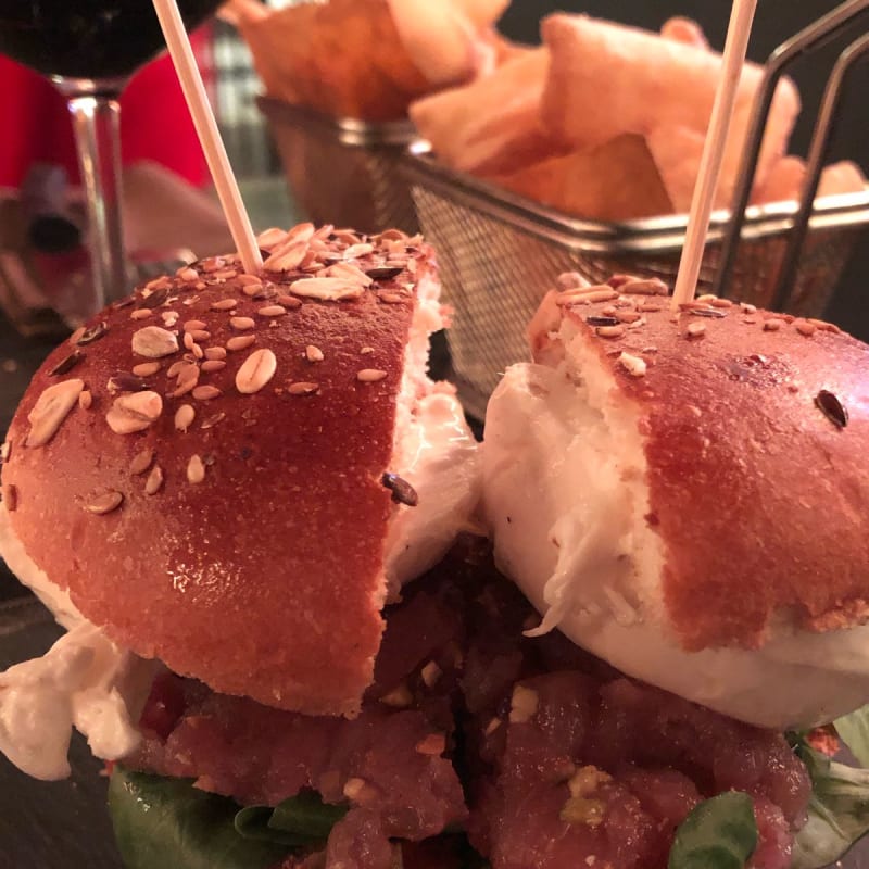 Burger con tartare di tonno, granella di pistacchi e stracciatella. - Couch, Bari