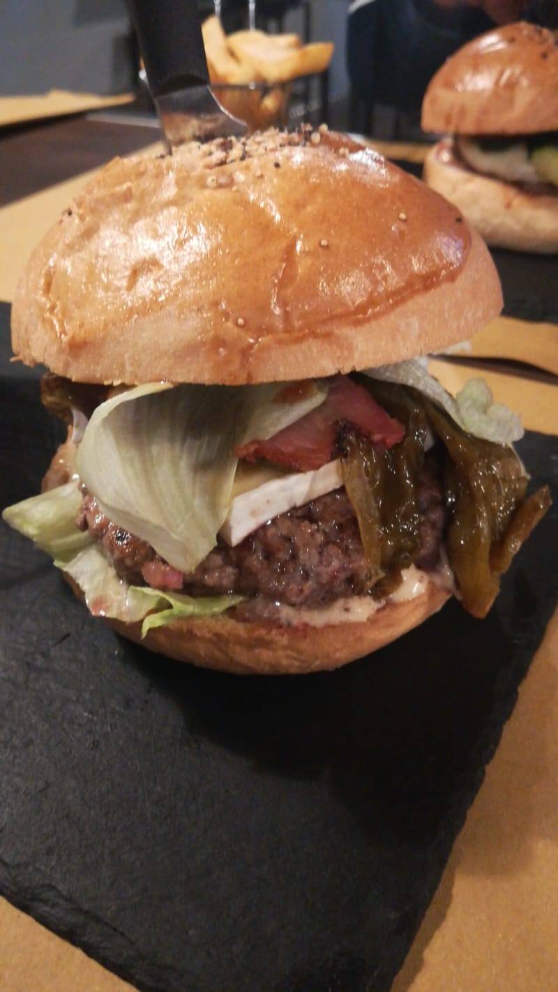 Friggitello burger: carne di vitellone 150g, friggitelli, brie bacon, iceberg, maionese al pepe e salsa bbq, con patatine fritte - Piccolo Birrificio Clandestino Taproom, Livorno