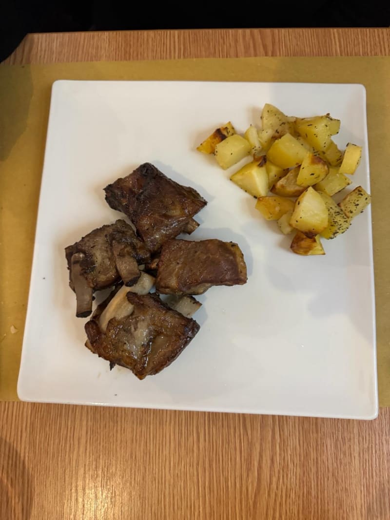 Costine di maiale BIO CBT affumicate e glassate con patate al forno - Ristosalumeria Carpi, Carpi