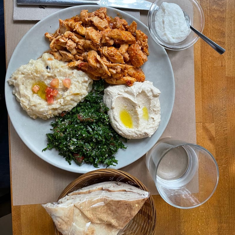 Un plat copieux, pas besoin d ne entrée. La mousse à l ail est trop « aille » - Le Libanais de Montrouge, Montrouge