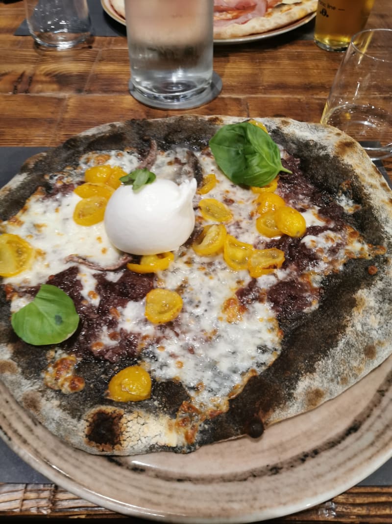 Pizza al nero di seppia con Burrata e acciughe  - Contadinostrano, Mantova