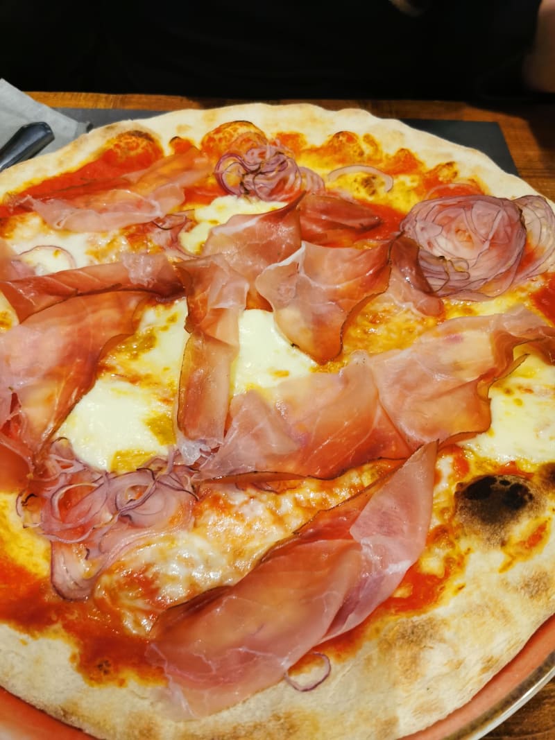 Pizza Fumè con cipolle di Tropea, speck e scamorza  - Contadinostrano, Mantova