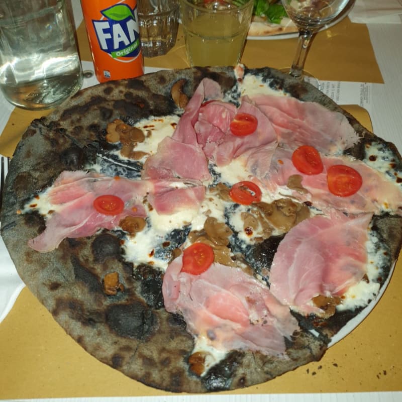 Pizza impasto al carbone  - La Sosta degli Artisti, Genoa