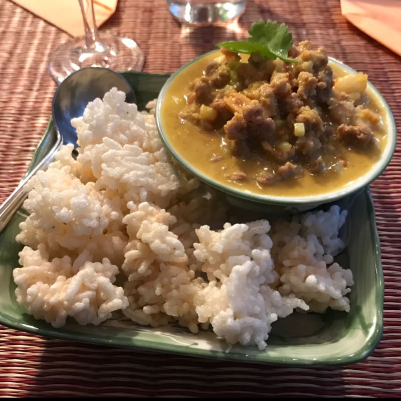 Riz soufflé, lait de coco, porc, cacahuètes, coriande - La Mousson, Paris