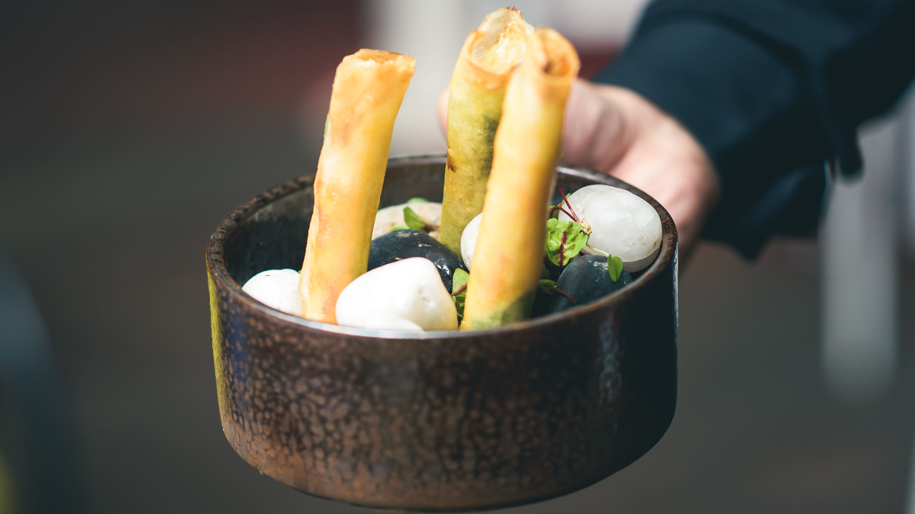 Sushi rotoli e di legno bastoncini menzogna su un' bambù cannuccia servire  stuoia. tradizionale asiatico cibo. superiore Visualizza. piatto posare  minimalismo tiro con copia spazio 14474394 Stock Photo su Vecteezy