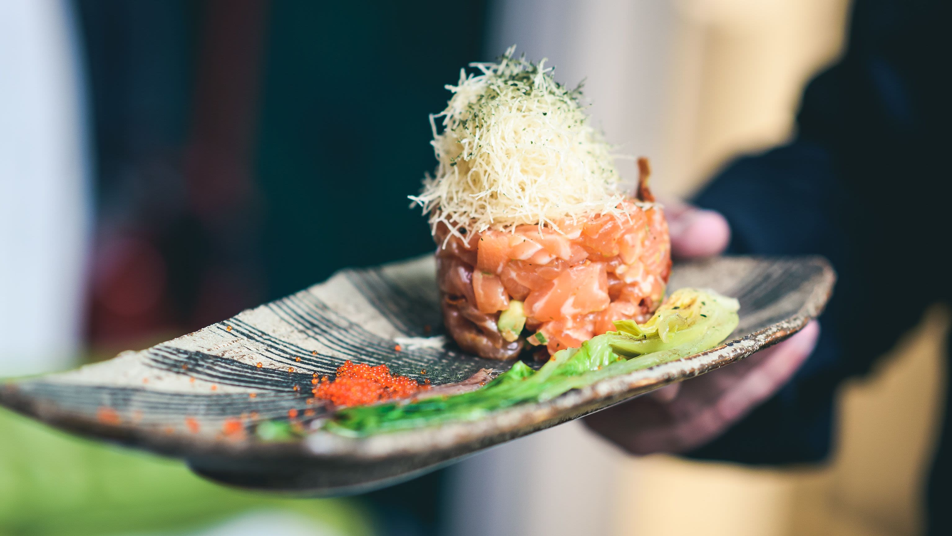 Sushi rotoli e di legno bastoncini menzogna su un' bambù cannuccia servire  stuoia. tradizionale asiatico cibo. superiore Visualizza. piatto posare  minimalismo tiro con copia spazio 14474394 Stock Photo su Vecteezy