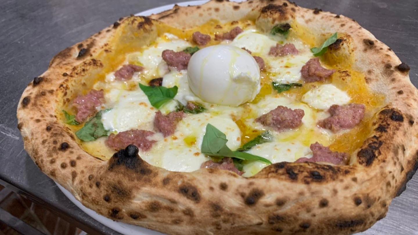 Pizza con salsiccia, n'duja calabrese e burrata campana DOP