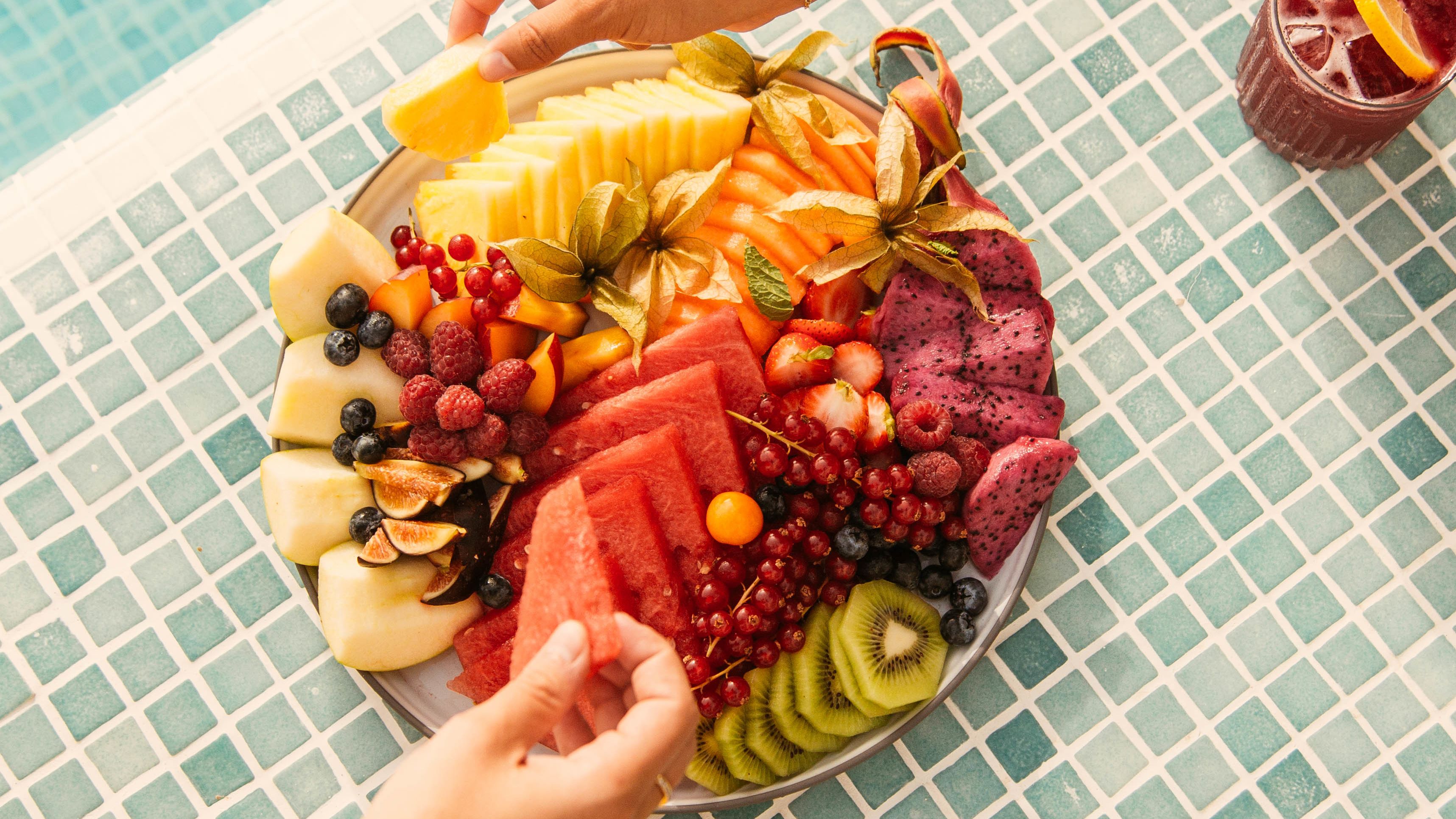 fresh fruit plate / Plato de fruta fresca de temporada. - Picture