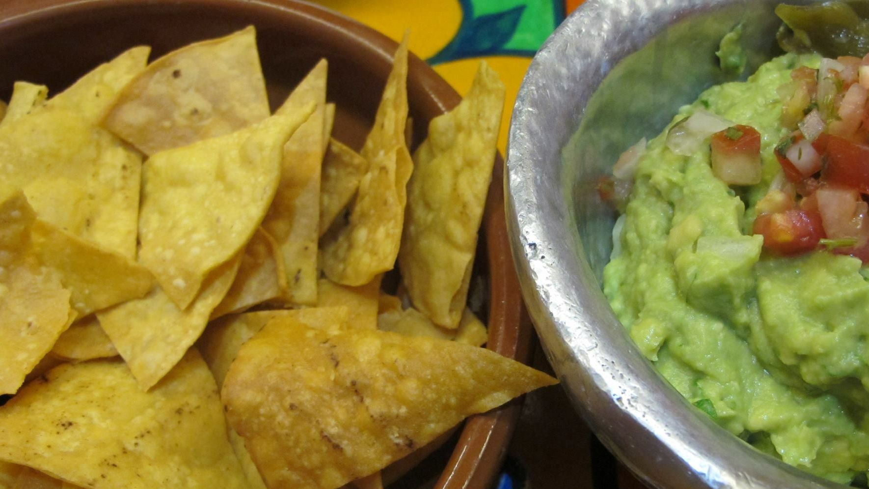 Molcajete mexicano de piedra volcánica relleno de guacamole con salsa de  queso chips de maíz y salsa picante con pico de gallo