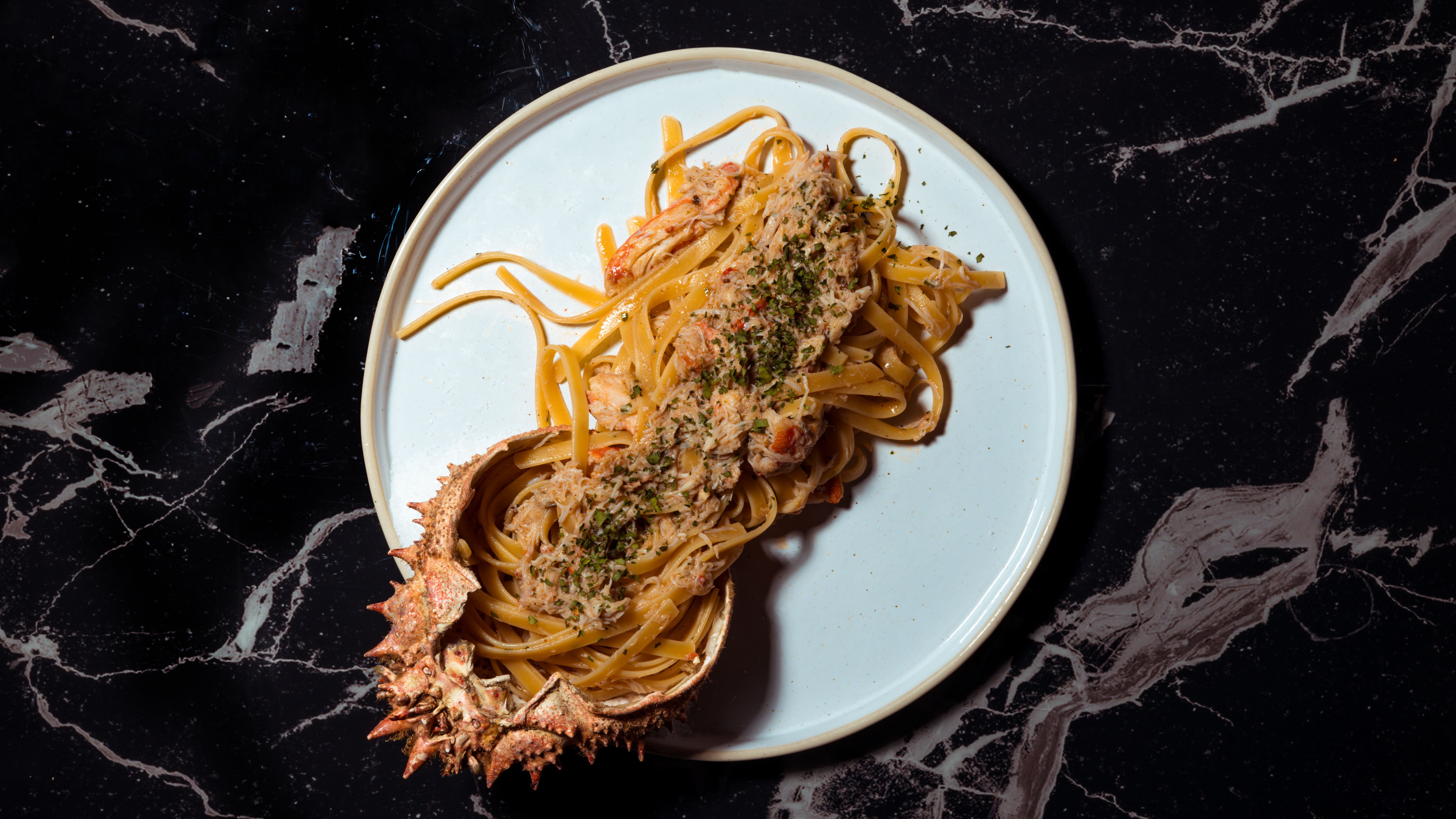 Carota caramellata con crema di pistacchi e crumble di pinoli