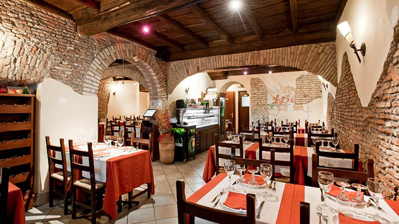 Caratteristico interno, con le tovaglie a quadri bianchi e rossi! - Picture  of Trattoria Dell'Omo, Rome - Tripadvisor