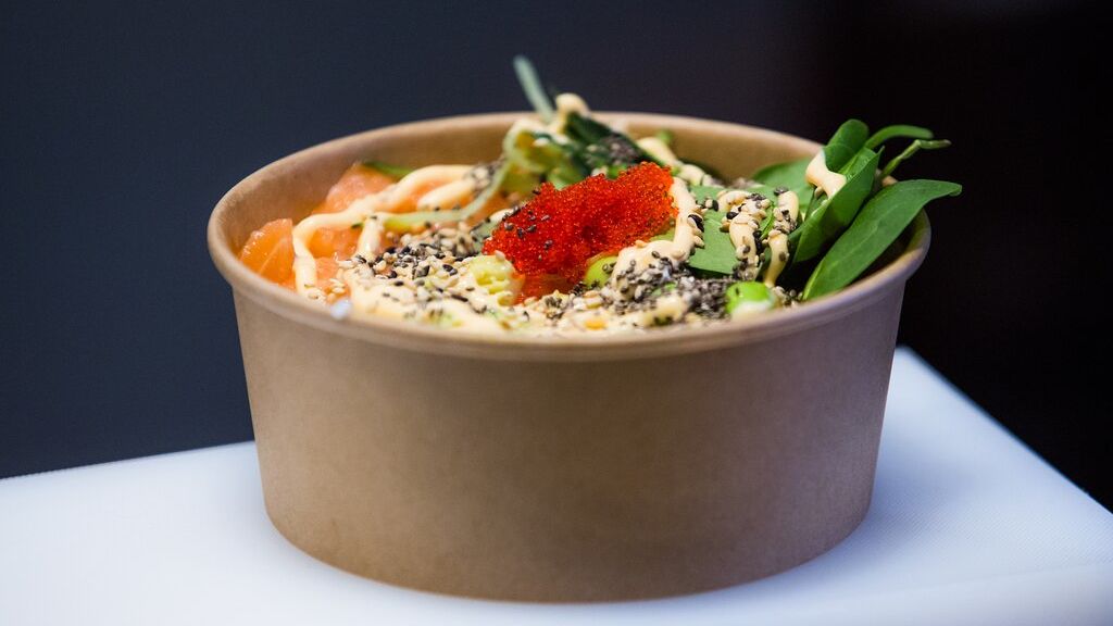 Poke bowl con tartare di salmone, mango, edamame, avocado, Wakame