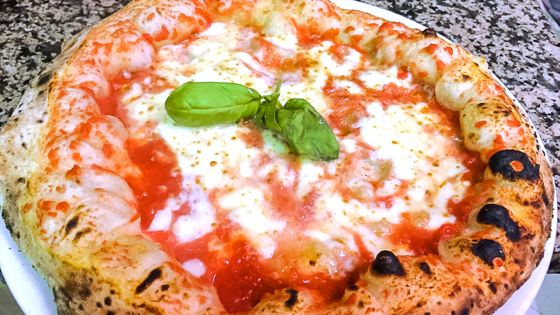 Pizza margherita - Pizzeria Pulcinella, Pomigliano d'Arco