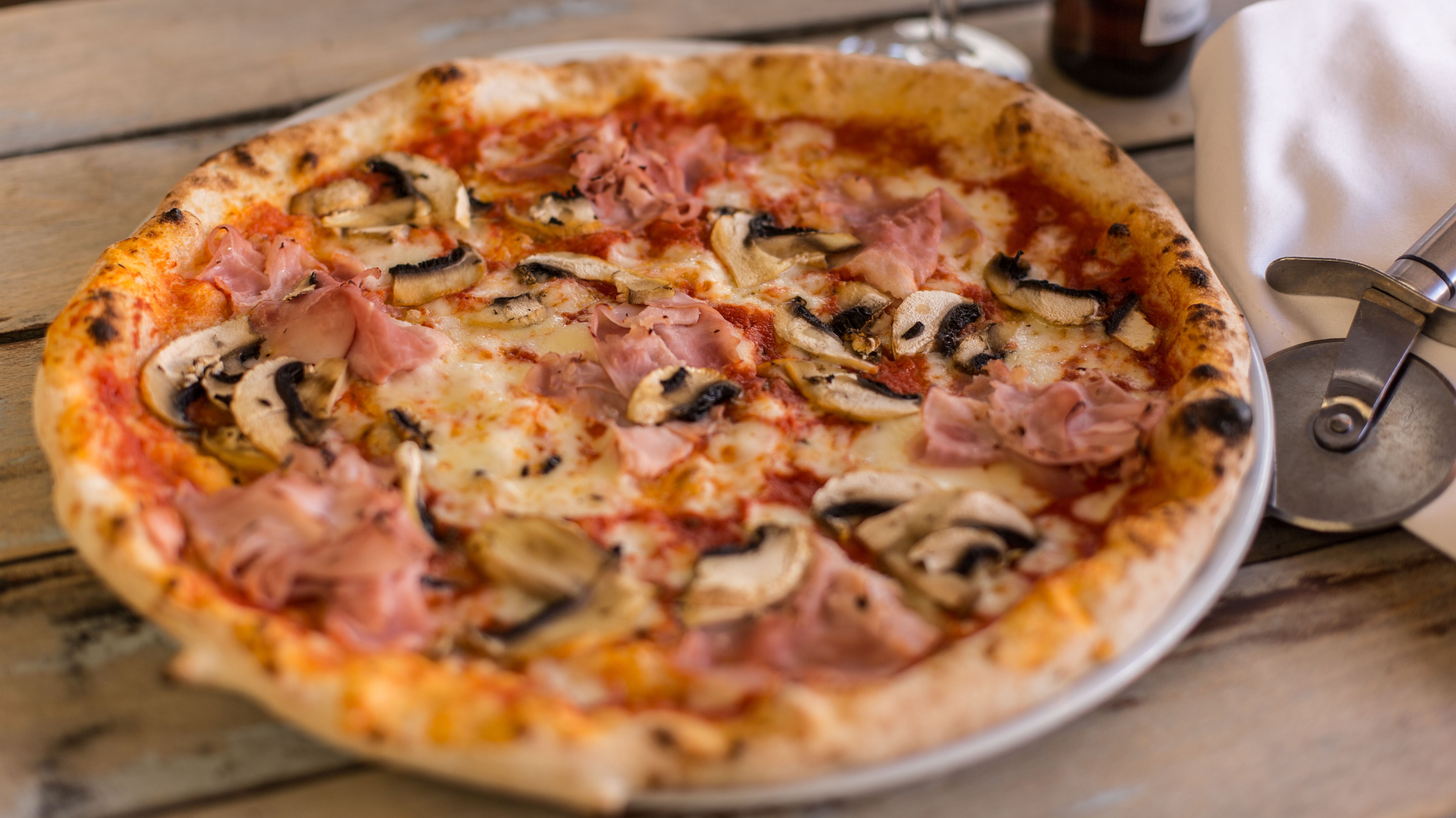 Pizza Prosciutto e Funghi - Castelnuovo Restaurante, Madrid