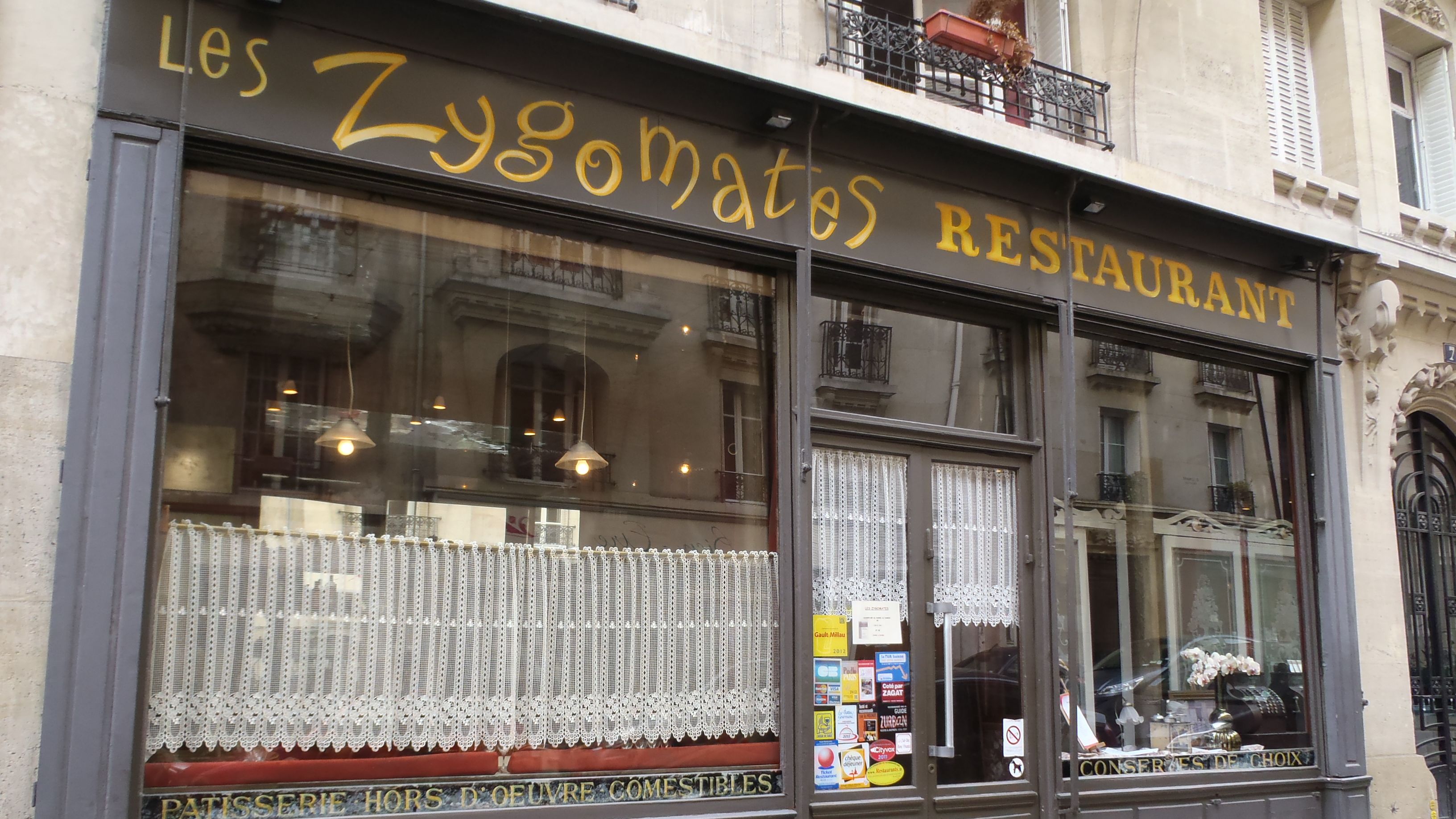 Les Zygomates, Paris