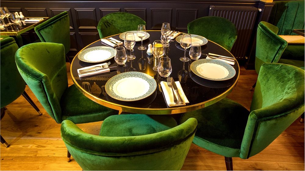 Table dressée et fauteuils verts chez Figuig