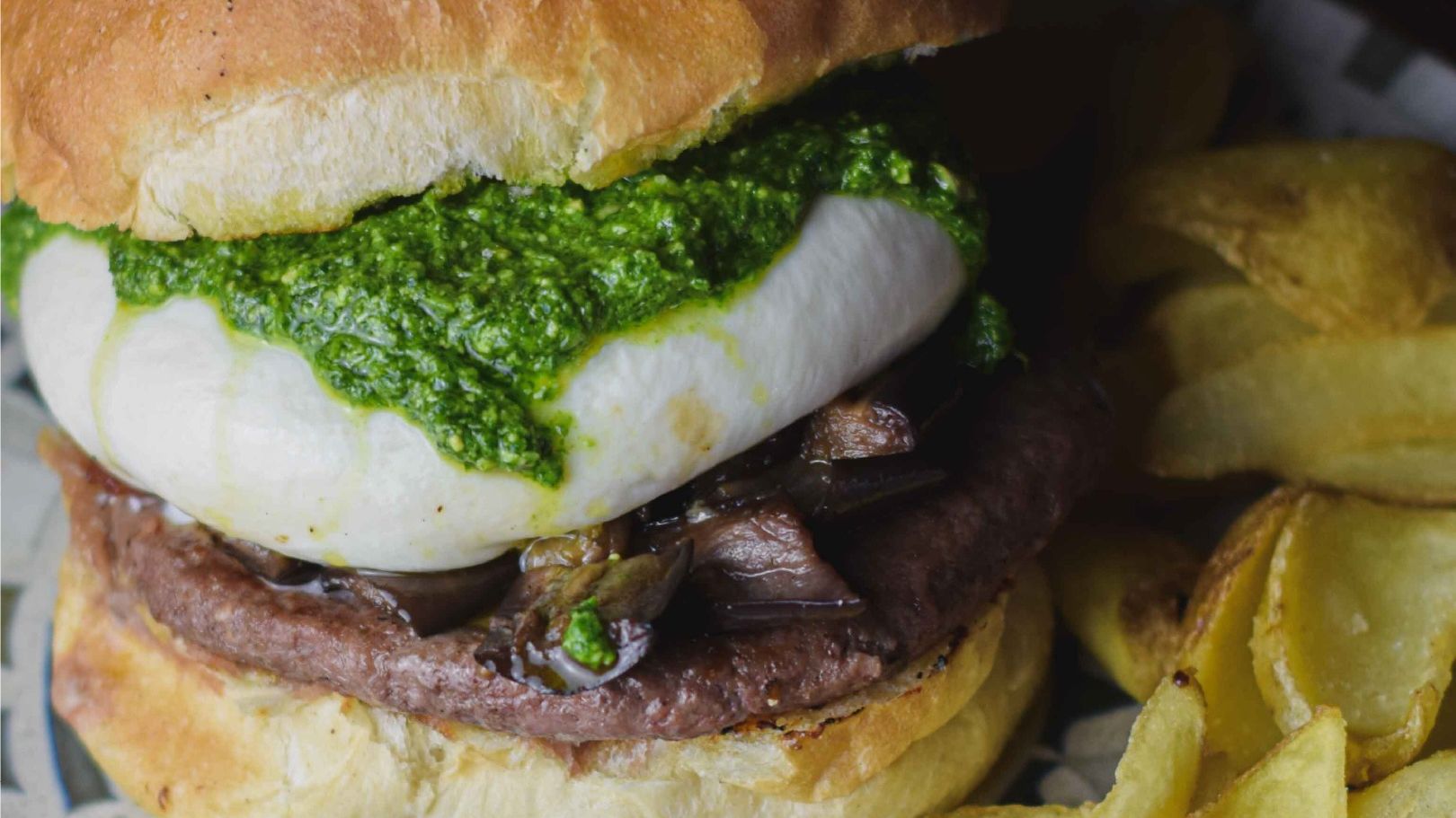 Ricette hamburger gourmet: capocollo, friarielli e pesto di