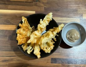 Tempura de verduras crujiente, acompañada de una salsa suave y cremosa.