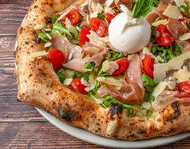 Pizza recién horneada con corteza dorada y gruesa, cubierta de rúcula, tomates cherry, prosciutto y burrata cremosa.