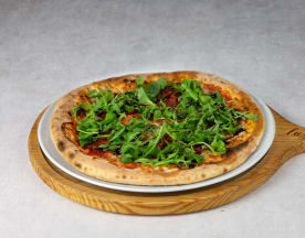 Pizza fresca com uma crosta fina e crocante, coberta com molho de tomate rico e generosas camadas de rúcula, que acrescentam um sabor picante e um contraste verde vibrante.