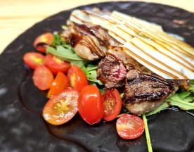 Filete perfectamente sellado, con cebolla en rodajas, rúcula fresca, tomates cherry y reducción de balsámico.