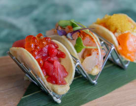 Trío de mini tacos de mariscos: atún rojo, pescado blanco con hierbas y chile, y salmón con huevas de pescado.