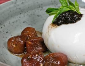 Burrata cremosa con pesto, tomates cherry caramelizados y albahaca fresca.