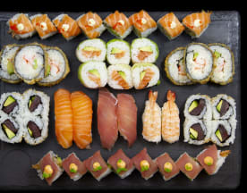 Assortiment de sushi comprenant des nigiri au saumon, des rouleaux garnis de concombre, avocat et crevettes, le tout mettant en valeur la fraîcheur et la variété des fruits de mer.