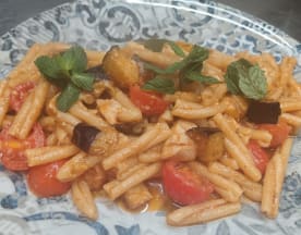 Pasta integrale con melanzane arrosto, pomodorini e menta fresca, condita con una leggera salsa.