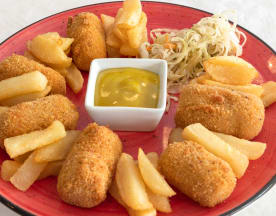 Croquetas doradas y crujientes acompañadas de salsa de mostaza, gajos de papa frita y repollo rallado.