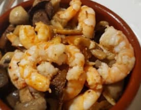 Camarones jugosos sobre una mezcla de champiñones salteados y carne tierna, con un perfil de sabor sabroso y satisfactorio.