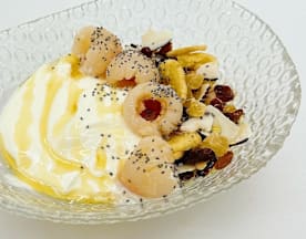Yogur cremoso con lychee, semillas de amapola, nueces, frutas secas y miel.