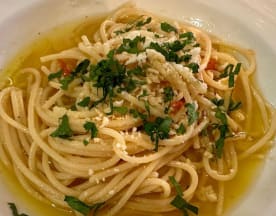 Espaguetis en salsa de aceite de oliva, con perejil picado, queso rallado y un toque de chile rojo.