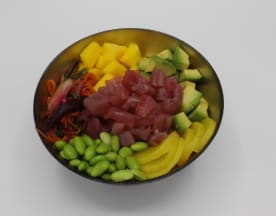 Bol coloré avec des morceaux de thon cru, des cubes de mangue jaune, des morceaux d'avocat crémeux, des légumes marinés et des edamames, offrant un mélange de textures et de saveurs rafraîchissantes.