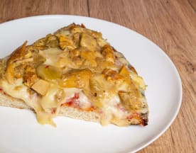 Pizza con crosta spessa, formaggio fuso, pollo grigliato, cuori di carciofo e peperoni verdi.