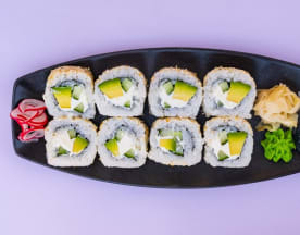Prato de sushi com rolos de maki recheados com abacate e pepino, envoltos em arroz branco e polvilhados com sementes de sésamo, acompanhados de gengibre em conserva, wasabi e molho de soja.
