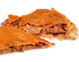Pastelito hojaldrado relleno de una mezcla rica de carnes, incluyendo chorizo, con un exterior dorado y crujiente.