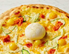 Versgebakken pizza met een gouden korst, gegarneerd met romige burrata in het midden, omringd door fijne strengen courgette, heldergele cherrytomaten en een smaakvolle spread van geroosterde rode paprika's.