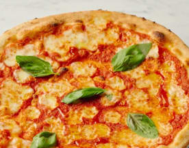 Klassieke Margherita pizza met een dunne, gouden korst en een rijke tomatensaus, bedekt met gesmolten mozzarella en verse basilicum.