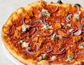 Versgebakken pizza met een dunne, knapperige korst en een rijke tomatensaus. Belegd met stukjes blauwe kaas voor een romige textuur en gedurfde smaak, en dunne gesneden rode uien voor een milde zoetheid en crunch. De randen van de korst zijn goudbruin, wat zorgt voor een perfecte balans in textuur. Een stevige en hartige optie voor pizzaliefhebbers.