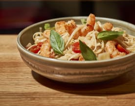 Linguine con camarones, tomates cherry y albahaca, en un ligero aceite de oliva.